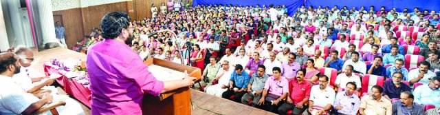 കണ്ണൂര്‍, കാസര്‍കോഡ് ജില്ലകളിലെ  സഹകരണ സംഘങ്ങള്‍ക്കുള്ള നിക്ഷേപ ഗ്യാരന്റി ഗ്യാരന്റി പത്ര വിതരണോദ്ഘാടനംപത്ര വിതരണം 23.02.2019 ന് കണ്ണൂര്‍ ജില്ലാ സഹകരണ ബാങ്ക് ആഡിറ്റോറിയത്തില്‍ വച്ച് ബഹുമാനപ്പെട്ട സഹകരണ വകുപ്പ് മന്ത്രി ശ്രീ.കടകംപള്ളി സുരേന്ദ്രന്‍  നിര്